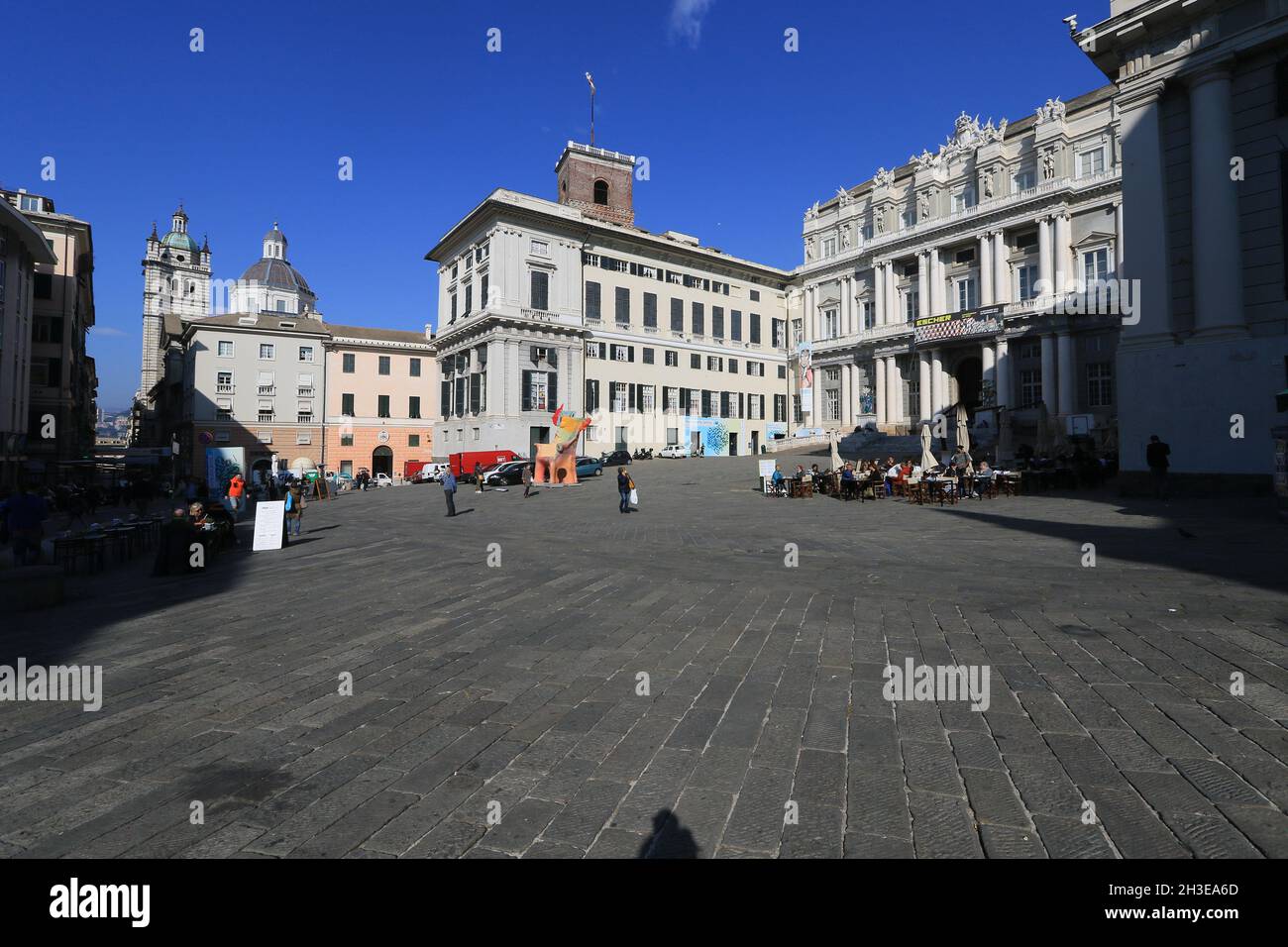 GENOVA, ITALIA - 27 ottobre 2021: Genova, Italia - 27 2021 ottobre: Vista della città con la gente in una giornata di sole Foto Stock