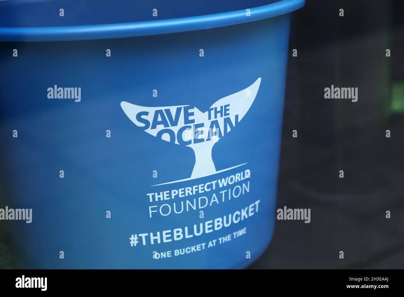 Firma nel negozio in un negozio Samsonite, a Stoccolma, Svezia, durante la  domenica. Un secchio blu di plastica con il testo “salvare l'oceano”, dalla  fondazione perfetta del mondo Foto stock - Alamy