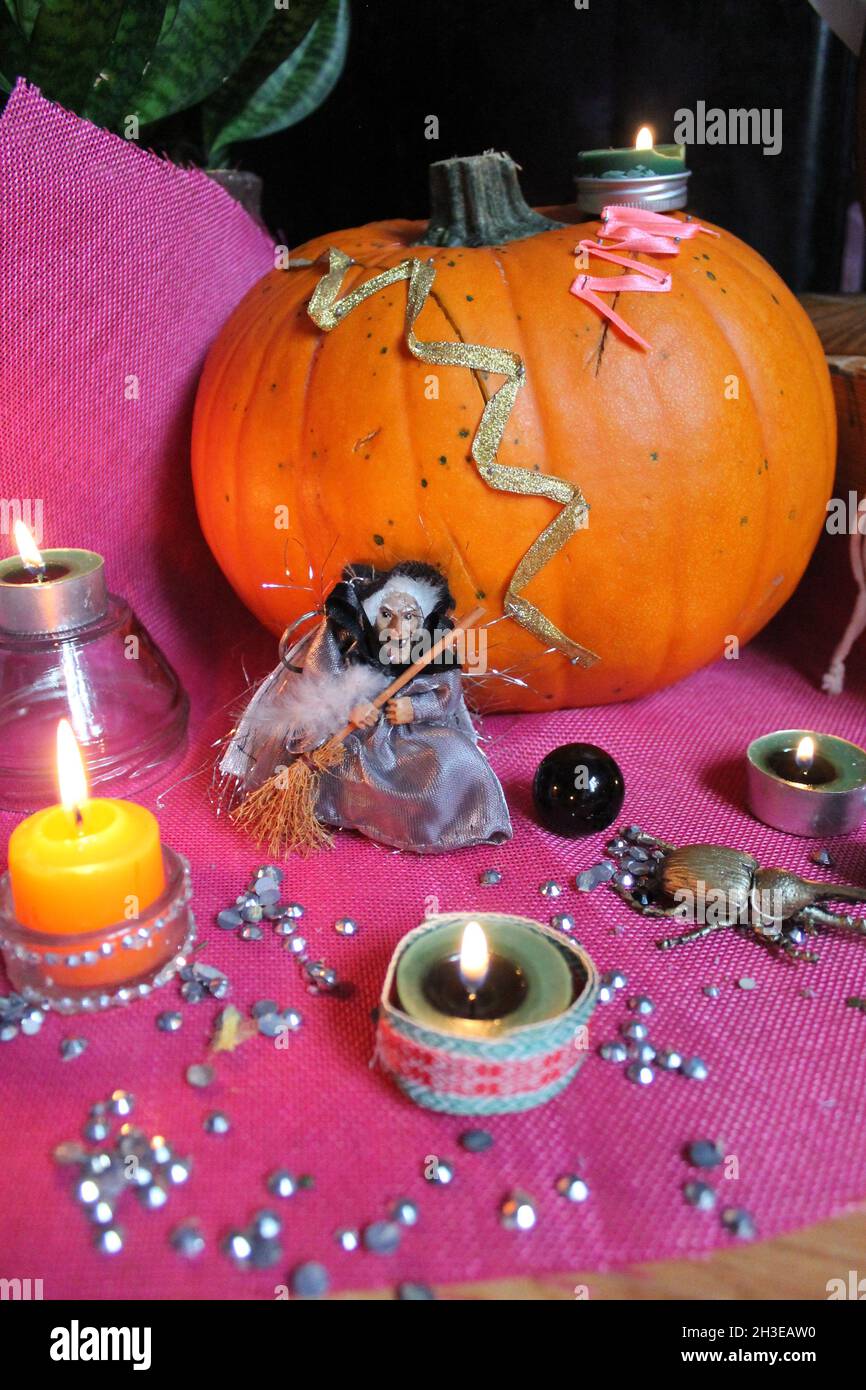 Bella zucca grande arancione con candele per la decorazione in vacanza Halloween Foto Stock