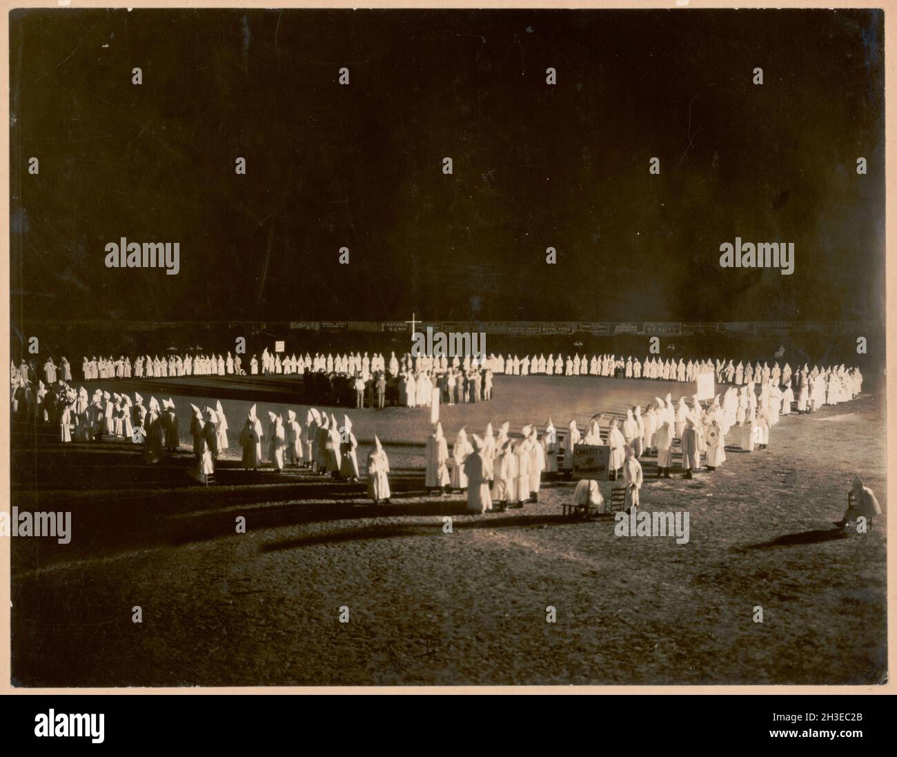 Foto d'epoca datata che mostra i membri del Ku Klux Klan che assistono ad un incontro notturno vestito in abiti e cappe klan con una croce bruciante nella contea di Jackson Mississippi Foto Stock