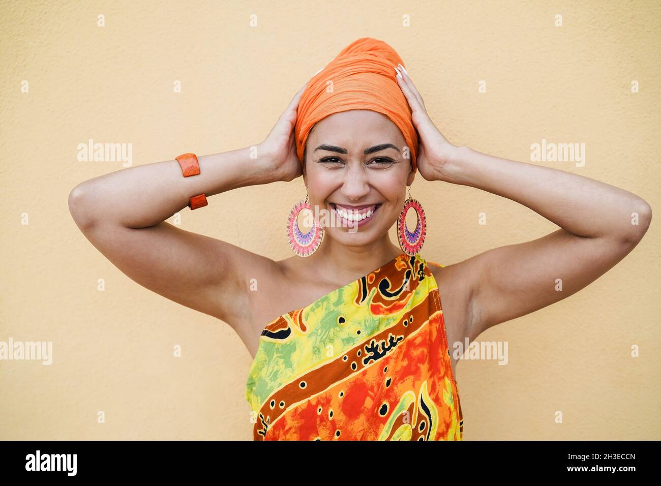 Felice giovane donna africana sorridente sulla macchina fotografica - Focus on faccia Foto Stock
