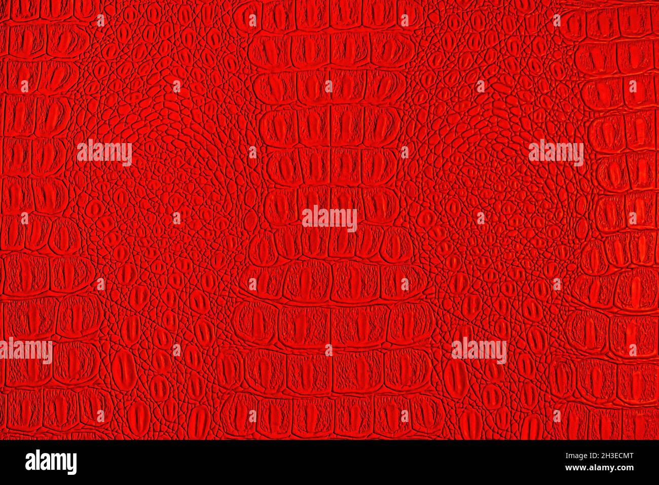 Tessuto in pelle di coccodrillo rosso. Sfondo astratto per il design. Foto Stock