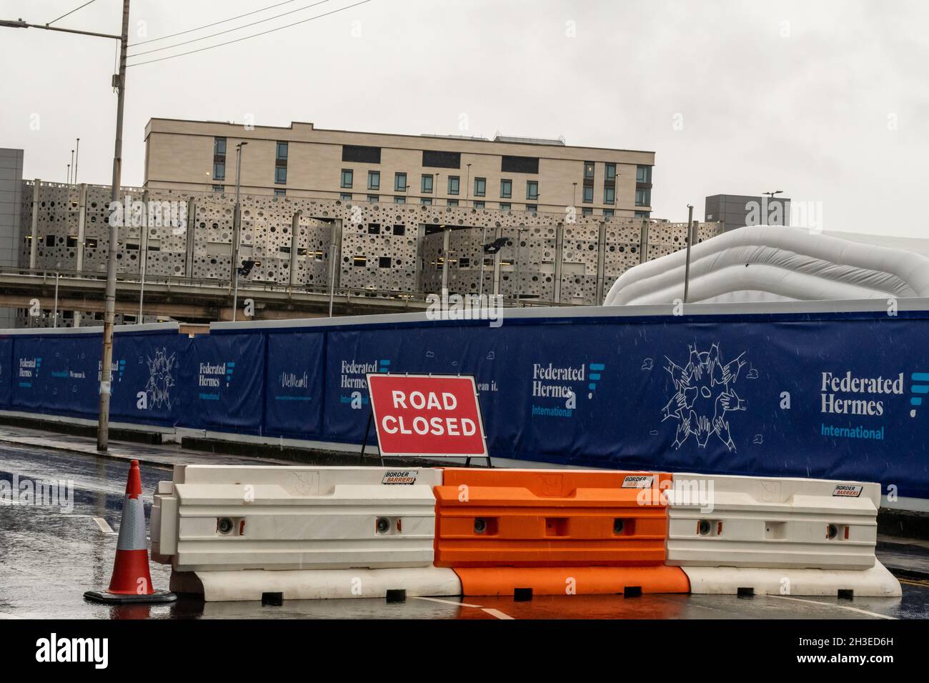 Un cartello stradale chiuso e un blocco stradale a Finnieston, Glasgow vicino al SEC mentre la città si prepara ad ospitare le Nazioni Unite COP26 Foto Stock