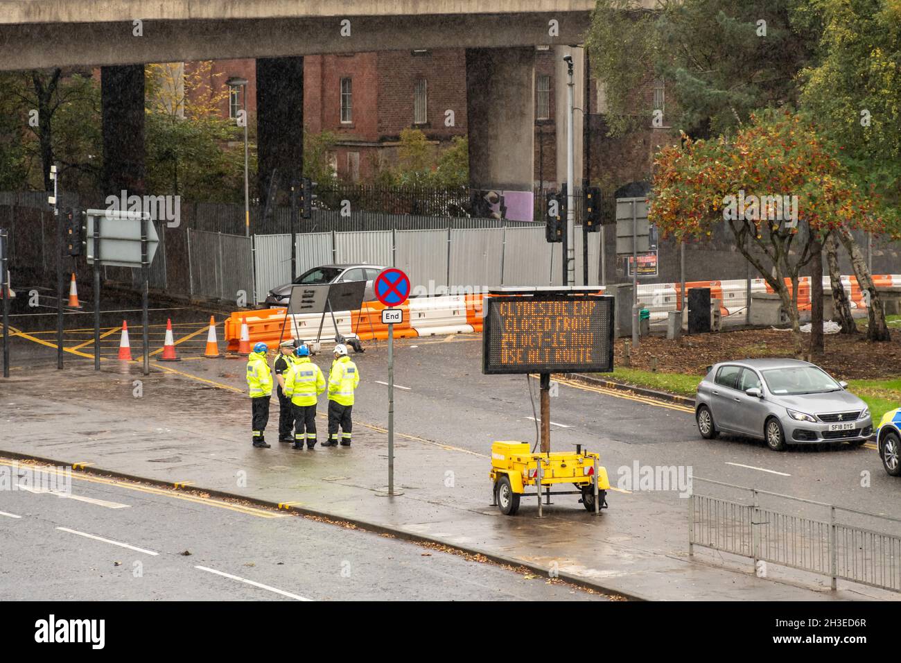 Una strada chiave a Glasgow, la Clydeside Expressway, è stata chiusa al pubblico e sarà accessibile solo ai delegati autorizzati che viaggiano in COP26. Foto Stock