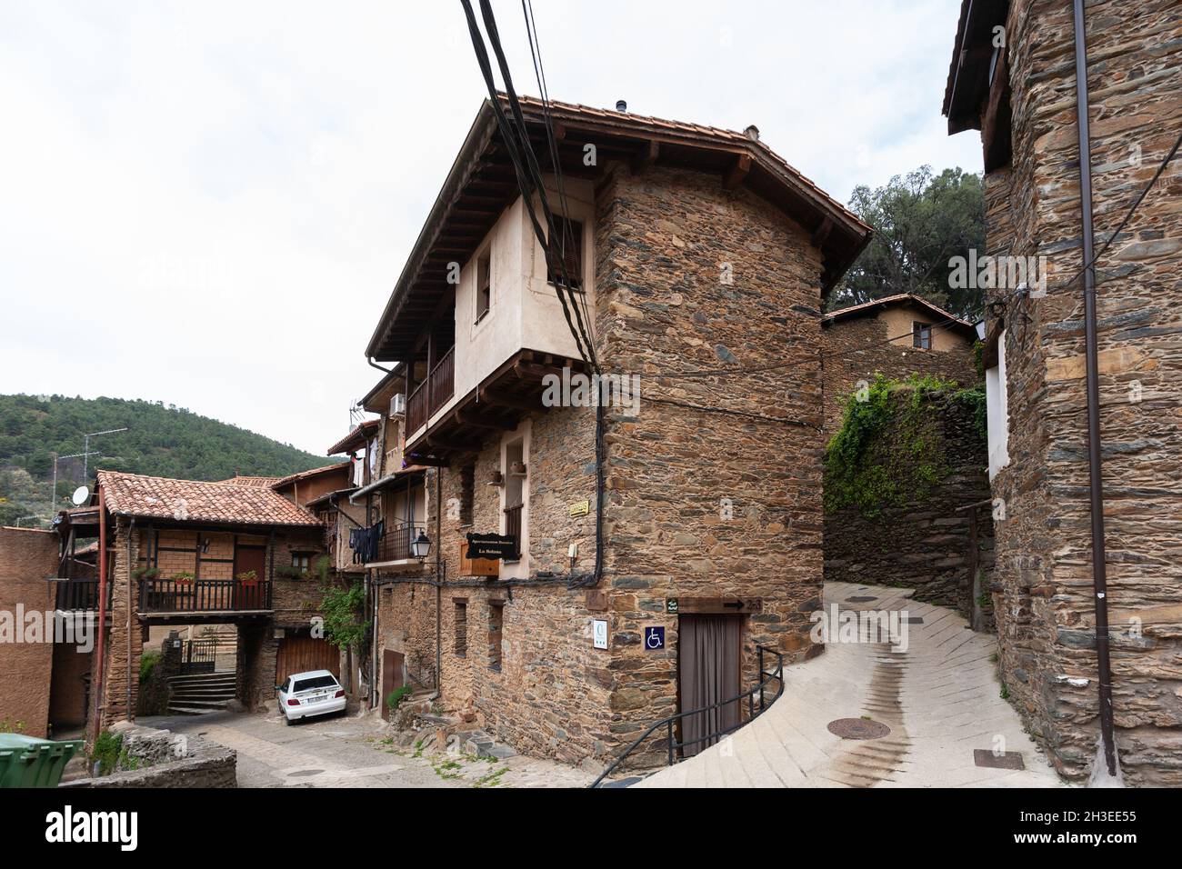 ROBLEDILLO DE GATA, SPAGNA - Mar 27, 2021: Eremo di pietra con campanile e grande porta di legno chiamato l'agnello di porro a Robledillo de Gata. Ermita del Foto Stock