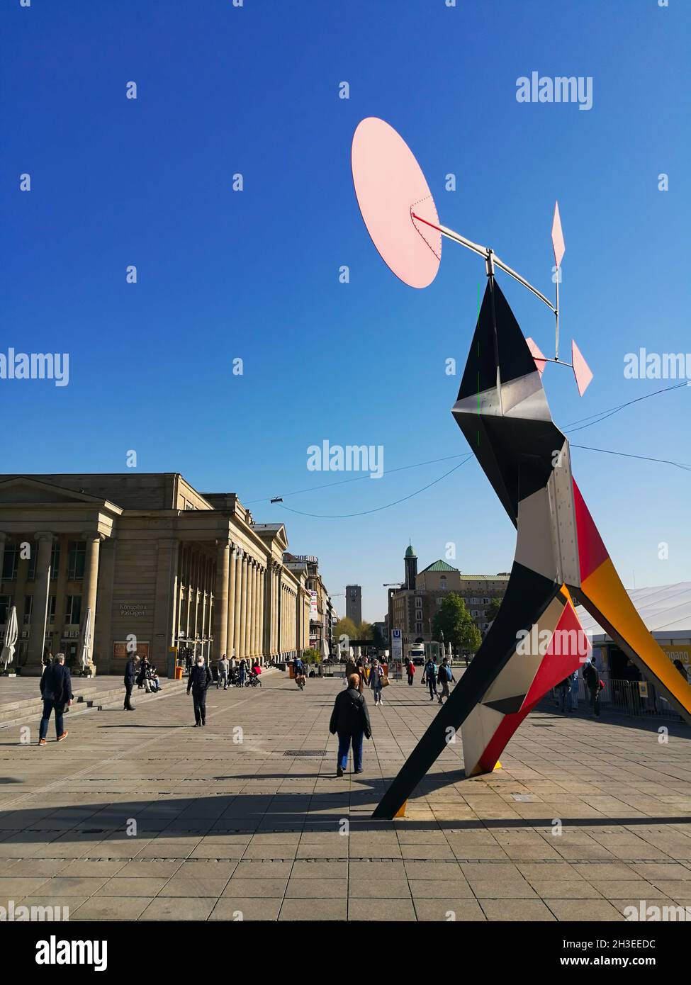 STOCCARDA, GERMANIA - Apr 26, 2021: Koenigstrasse, strada dello shopping con opere d'arte, gente a piedi Foto Stock
