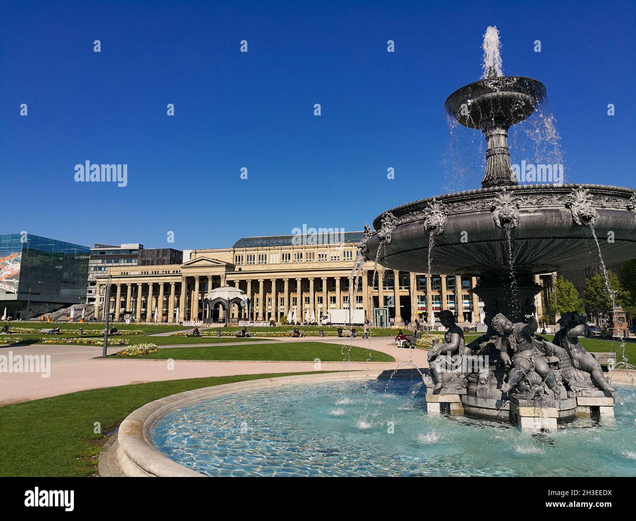 STOCCARDA, GERMANIA - 26 aprile 2021: Schlossplatz, centro città e fontana con acqua pulita, piazza storica Foto Stock