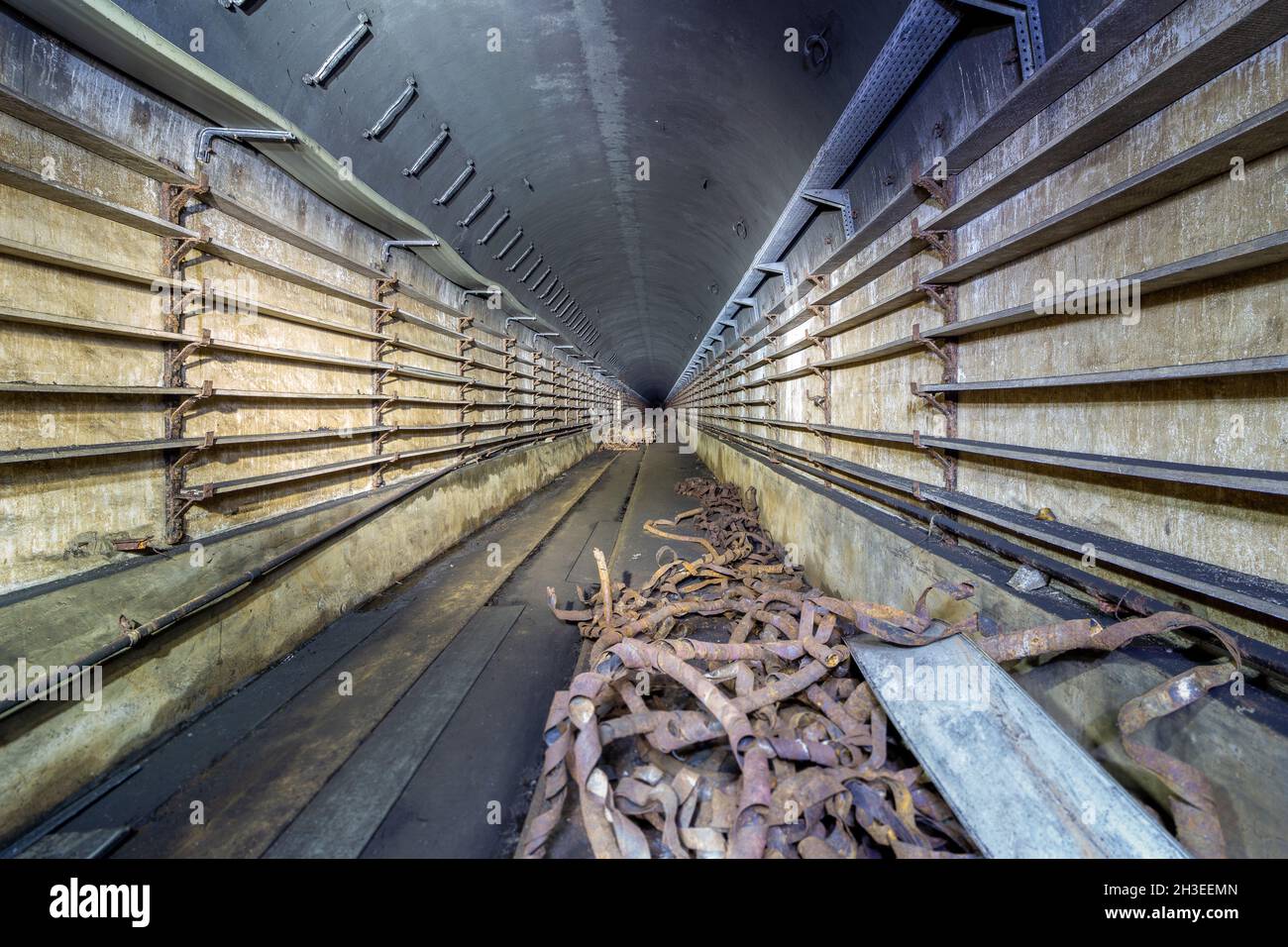 Tunnel di un vecchio bunker abbandonato della linea Maginot, profondo sotterraneo Foto Stock