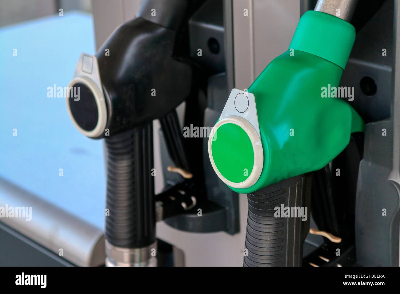 Dettaglio distributore di benzina a tubo, prezzo elevato di benzina Foto Stock