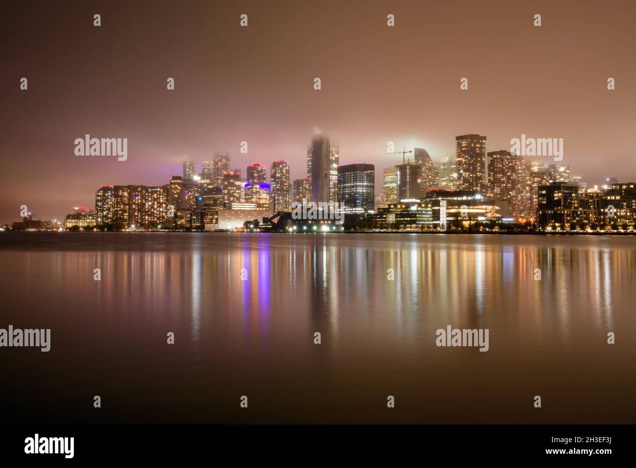 Beauficul vista dello skyline di Toronto in una notte d'autunno nebbia Foto Stock