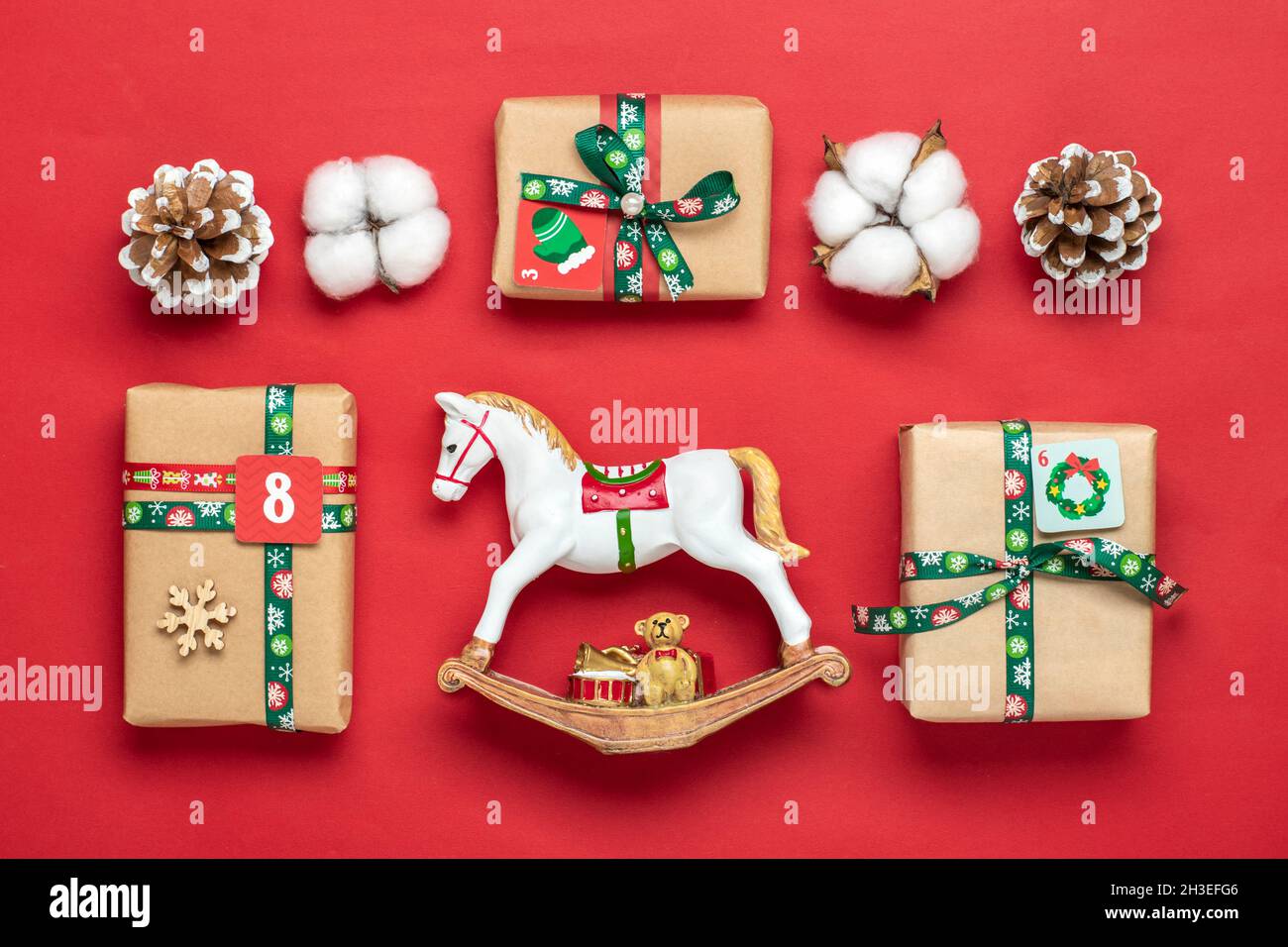 Scatole regalo rosse, verdi e confezionate a mano decorate con nastri,  fiocchi di neve e numeri, decorazioni natalizie e decorazioni su tavola  Calendario avvento natalizio c Foto stock - Alamy