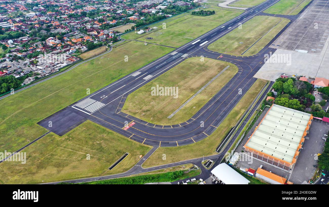 Vista aerea del runaway dell'aeroplano nell'aeroporto di Bali Foto Stock