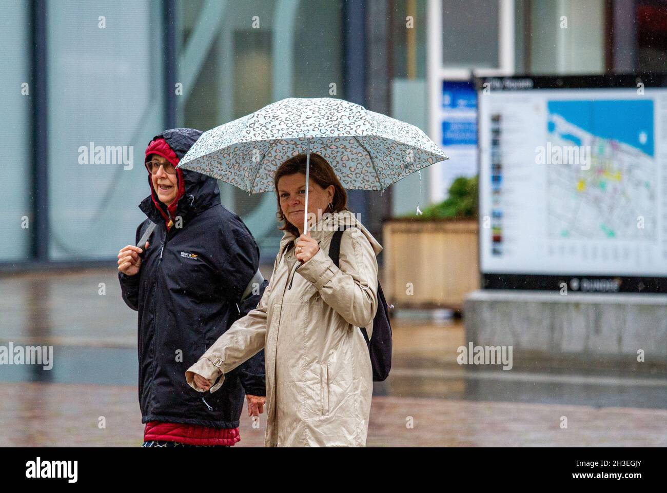 Dundee, Tayside, Scozia, Regno Unito. 28 ottobre 2021. UK Meteo: Una giornata d'autunno mite con epidemie di forti piogge che attraversano la Scozia nord-orientale, temperature che raggiungono i 16°C. I pesanti downpoours non hanno impedito ai residenti locali di trascorrere la giornata facendo shopping nel centro di Dundee. Credit: Dundee Photographics/Alamy Live News Foto Stock