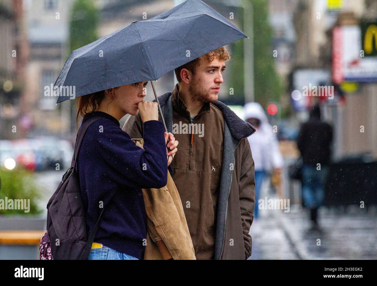 Dundee, Tayside, Scozia, Regno Unito. 28 ottobre 2021. UK Meteo: Una giornata d'autunno mite con epidemie di forti piogge che attraversano la Scozia nord-orientale, temperature che raggiungono i 16°C. I pesanti downpoours non hanno impedito ai residenti locali di trascorrere la giornata facendo shopping nel centro di Dundee. Credit: Dundee Photographics/Alamy Live News Foto Stock