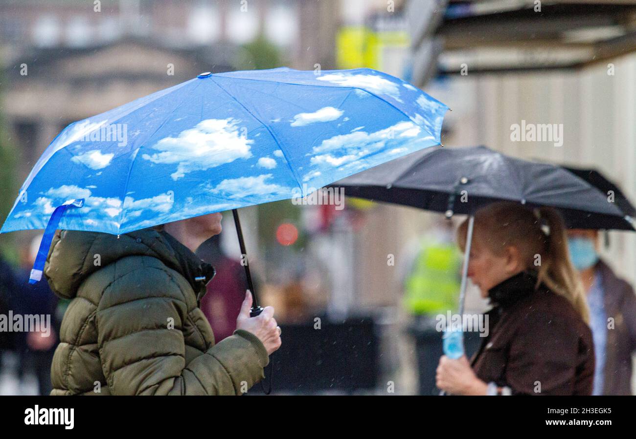 Dundee, Tayside, Scozia, Regno Unito. 28 ottobre 2021. UK Meteo: Una giornata d'autunno mite con epidemie di forti piogge che attraversano la Scozia nord-orientale, temperature che raggiungono i 16°C. I pesanti downpoours non hanno impedito ai residenti locali di trascorrere la giornata facendo shopping nel centro di Dundee. Credit: Dundee Photographics/Alamy Live News Foto Stock