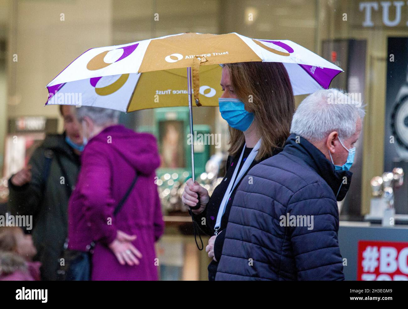 Dundee, Tayside, Scozia, Regno Unito. 28 ottobre 2021. UK Meteo: Una giornata d'autunno mite con epidemie di forti piogge che attraversano la Scozia nord-orientale, temperature che raggiungono i 16°C. I pesanti downpoours non hanno impedito ai residenti locali di trascorrere la giornata facendo shopping nel centro di Dundee. Credit: Dundee Photographics/Alamy Live News Foto Stock