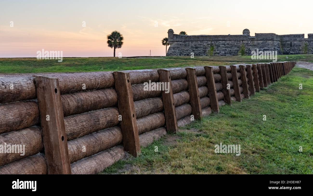 St. Augustine, Florida, USA - 26 ottobre 2021 Castillo de San Marcos a St. Augustine all'alba. Foto Stock