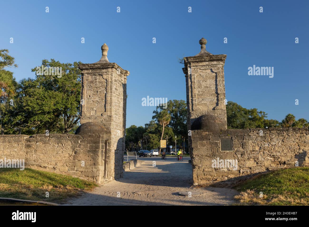St. Augustine, Florida, USA - 26 ottobre 2021 - una delle porte della città di St. Augustine, Florida, contro un cielo blu chiaro. Foto Stock