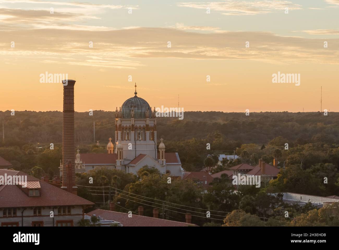 St. Augustine, Florida, USA - una vista elevata della Chiesa Presbiteriana Memorial a St. Augustine dalla cima del palazzo del Tesoro al tramonto. Foto Stock