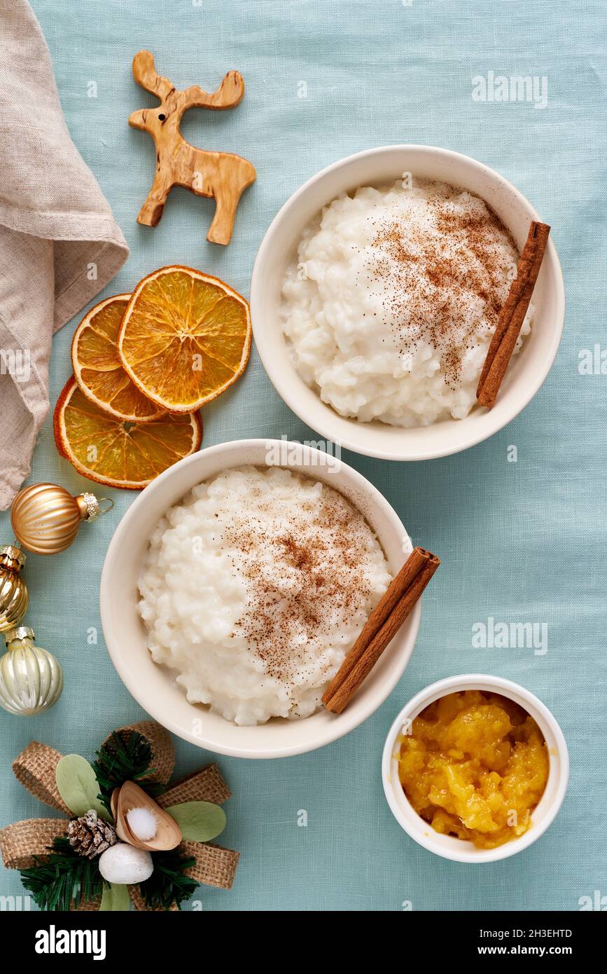 Cibo di Natale. Budino di riso. Dessert al riso al latte francese. Due ciotole. Di sana colazione Vegan dieta Foto Stock