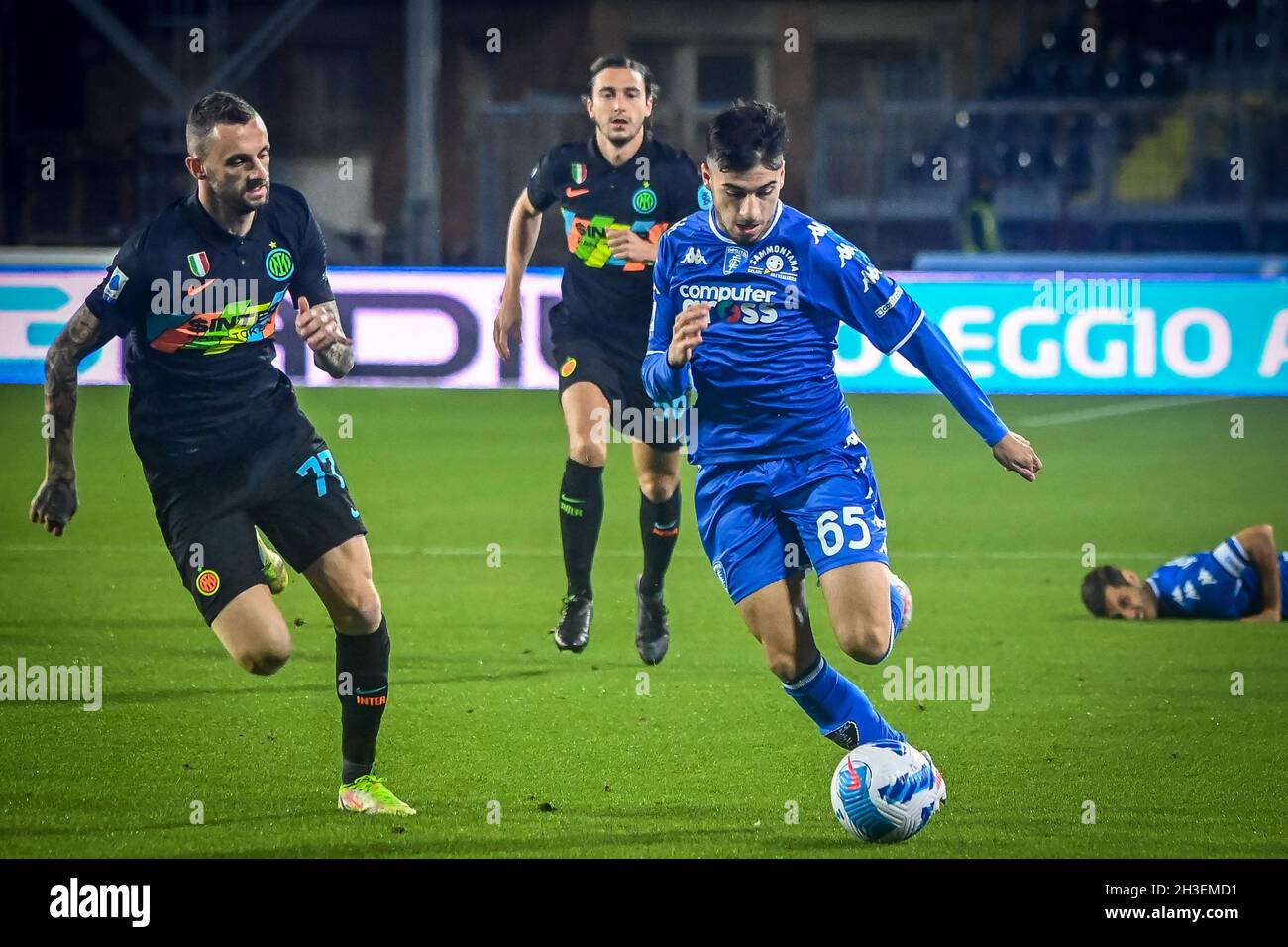 Stadio Carlo Castellani, Empoli, Italia, 27 ottobre 2021, Parisi Fabiano (Empoli) ostacolato da Brozovic Marcelo (Inter) durante Empoli FC vs Inter - Foto Stock