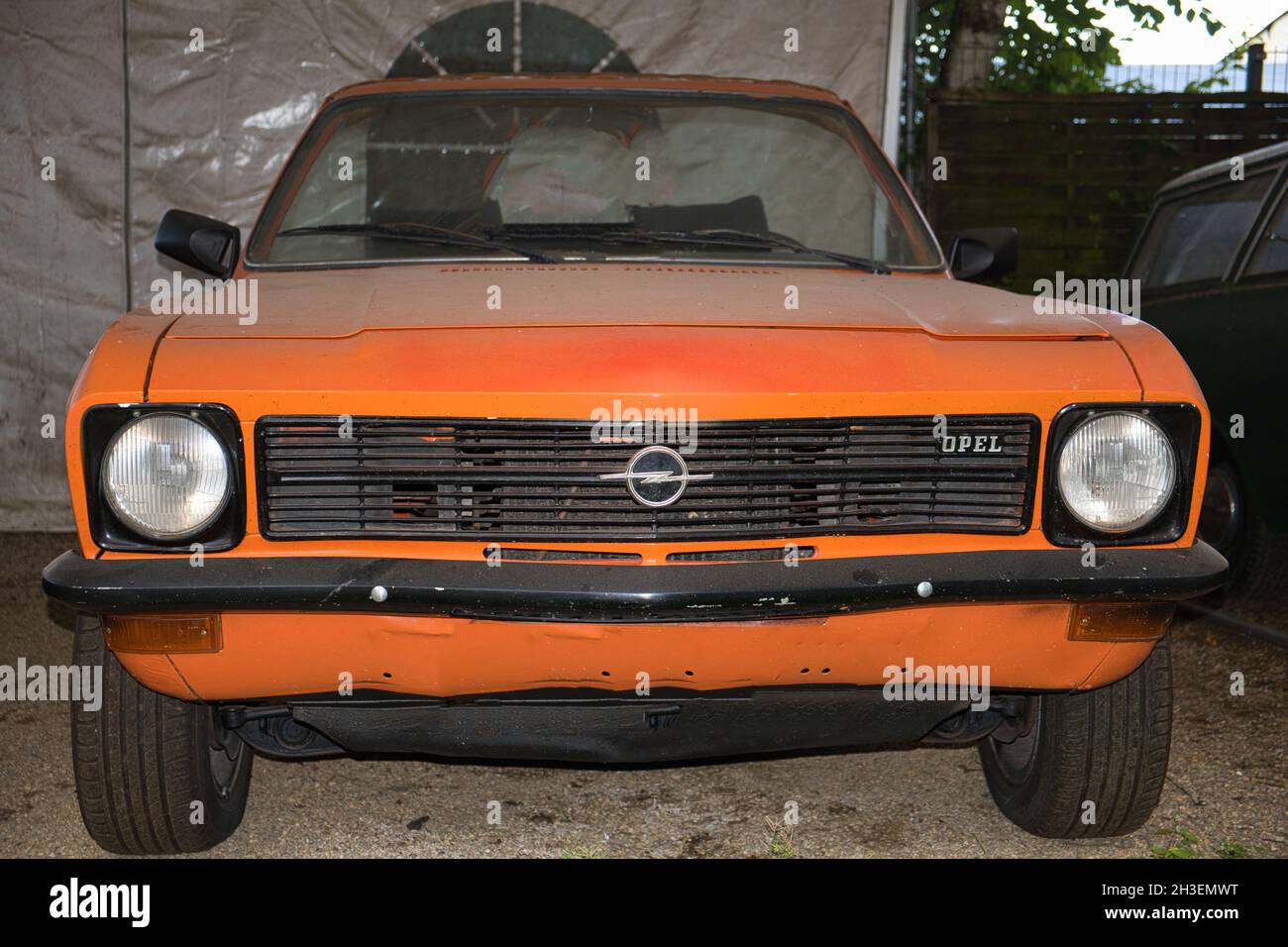 51143 COLOG, GERMANIA - 25 luglio 2021: Una vista frontale di un Oldtimer del marchio Opel Ascona a colori a Colonia, Germania Foto Stock