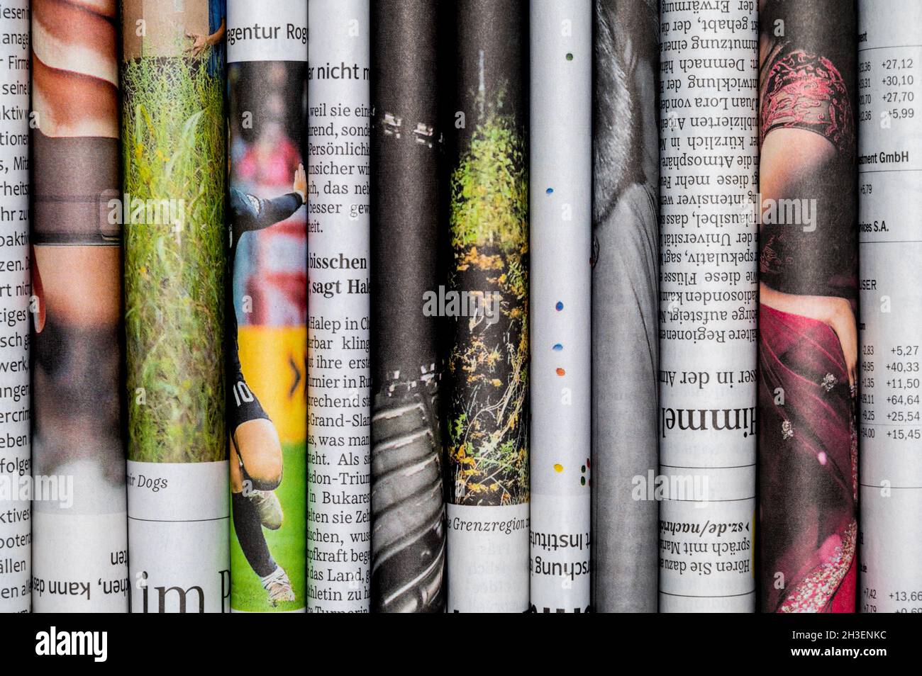 Breaking News Concept: Una pila di giornali piegati Foto Stock