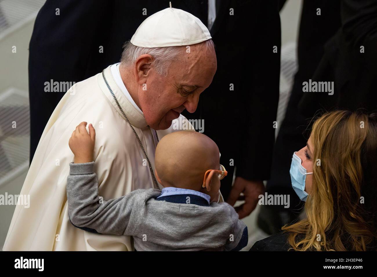 Città del Vaticano, Vaticano. 27 ottobre 2021. Papa Francesco tiene un bambino mentre saluta e benedice i fedeli durante l'udienza generale settimanale alla Sala dell'udienza Paolo VI della Città del Vaticano. (Foto di Stefano Costantino/SOPA Images/Sipa USA) Credit: Sipa USA/Alamy Live News Foto Stock