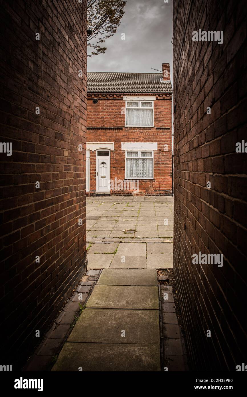 Una casa terrazzata e vicoli nel nord dell'Inghilterra, Regno Unito Foto Stock