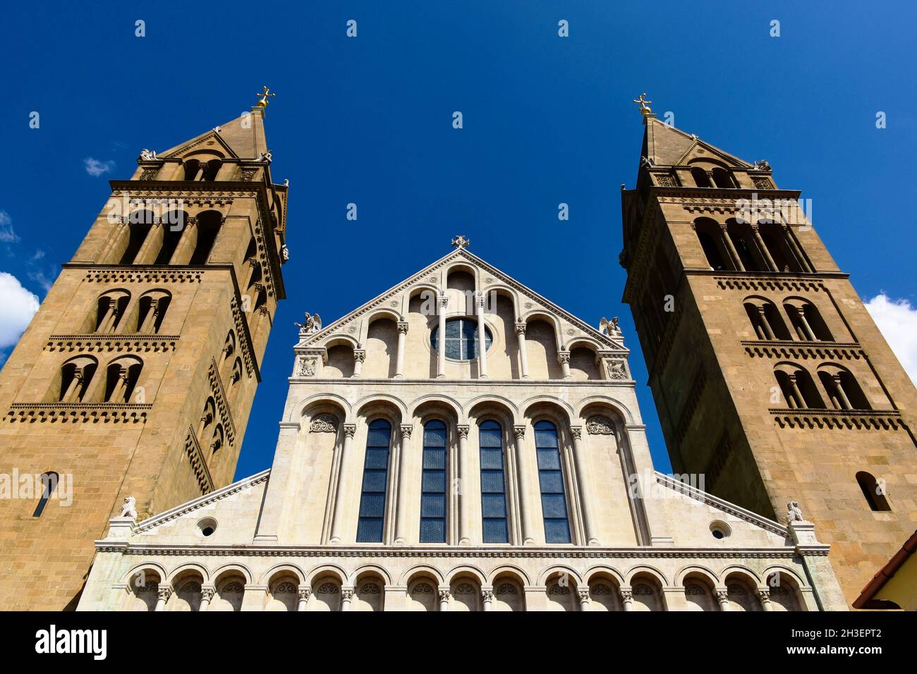 Facciata in pietra di stile romano della famosa chiesa antica di Pecs, Hungar. In stile romano nuovo, architettura religiosa. Concetto di viaggio e turismo. Foto Stock