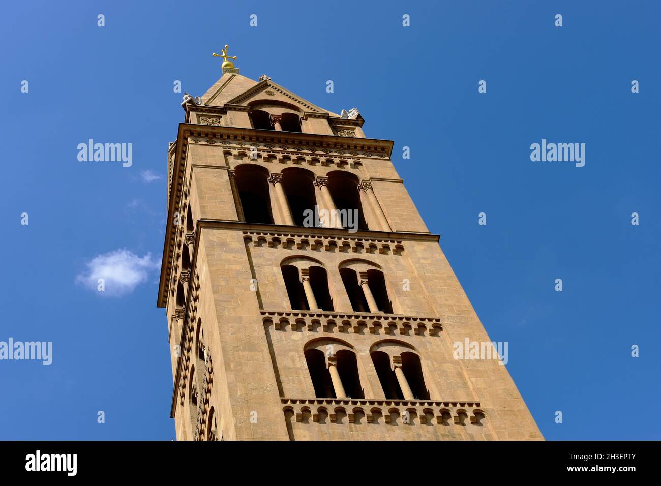Facciata in pietra di stile romano della famosa chiesa antica di Pecs, Hungar. In stile romano nuovo, architettura religiosa. Concetto di viaggio e turismo. Foto Stock