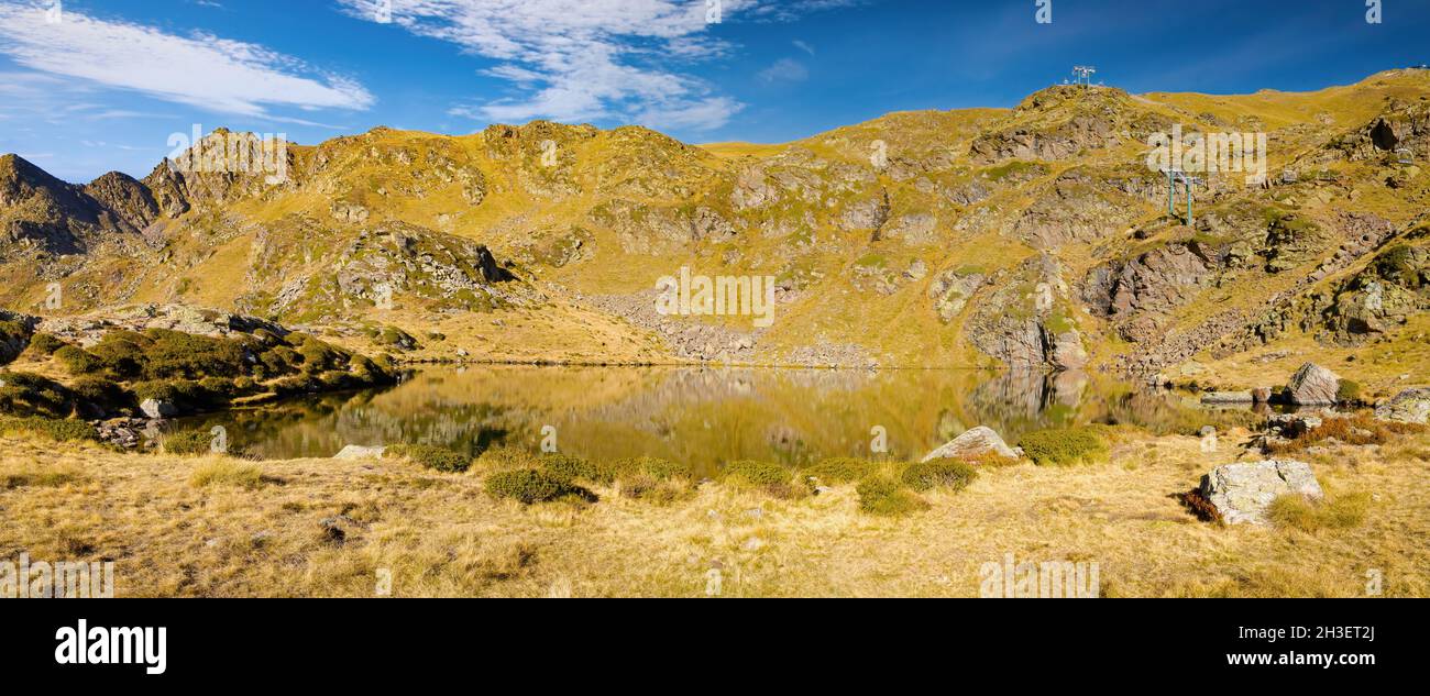 Vista panoramica del Lago Creussans a metà strada fino al punto solare di Trtiana, Arcalis, Ordino, Andorra Foto Stock