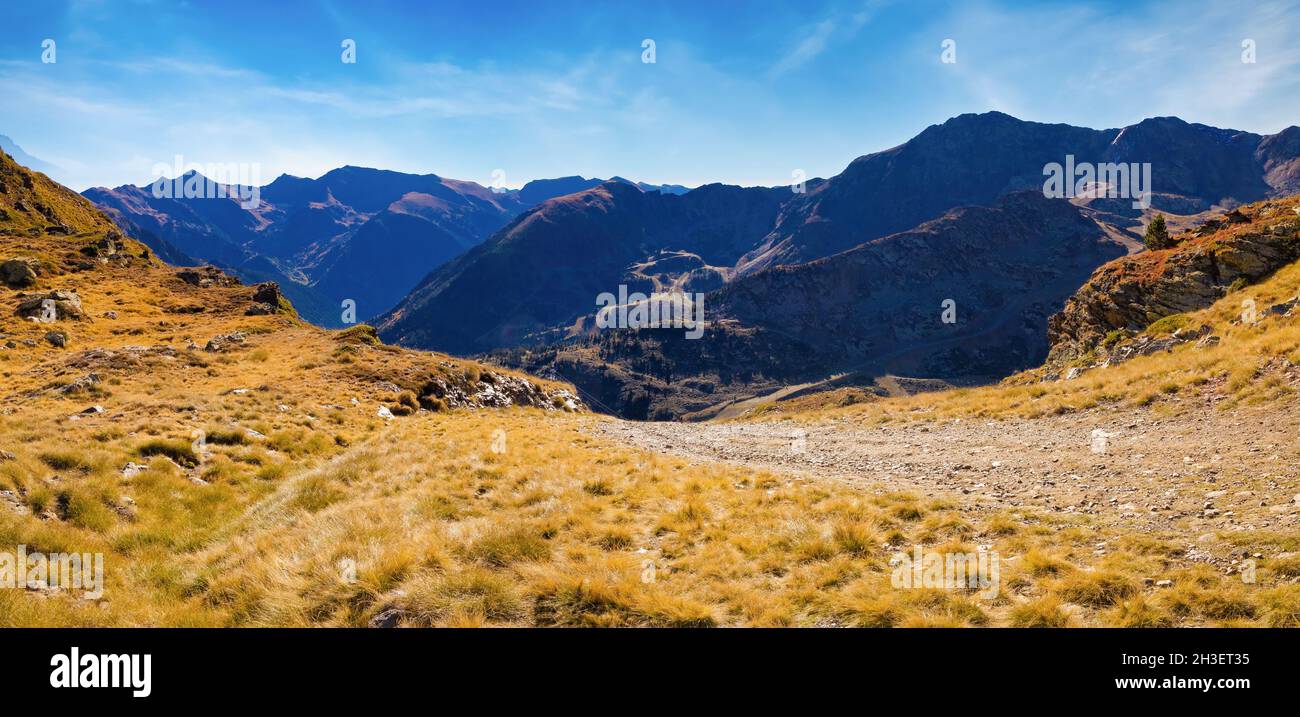 Vista panoramica delle montagne che circondano la valle dell'Arcalis, fino al punto solare di Trtiana. Arcalis, Ordino, Andorra Foto Stock