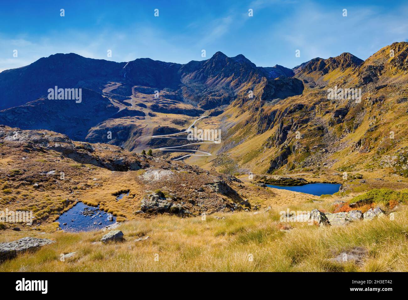 Vista panoramica sulle piste da sci di Arcalis che saliscono fino al punto solare di Trtiana. Arcalis, Ordino, Andorra. Foto Stock