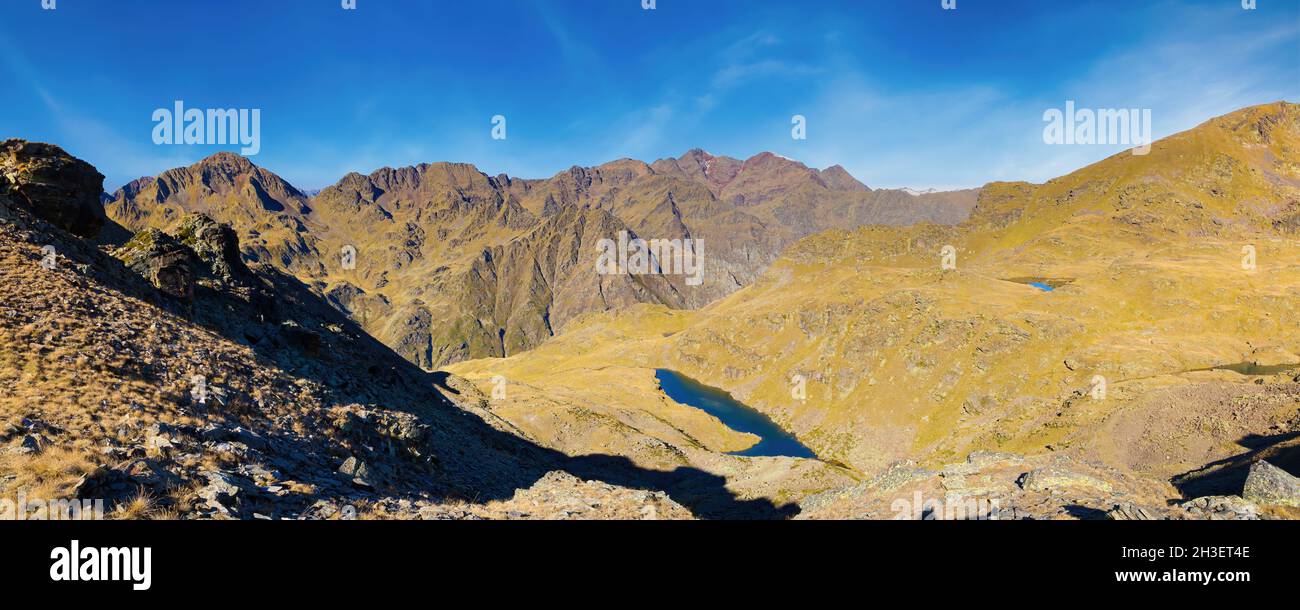 Vista panoramica dalla cima del crinale fino al punto solare di Trtiana. Arcalis, Ordino, Andorra. Foto Stock