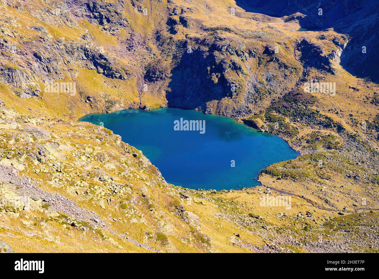 Vista del lago sotto Tristaina dal punto di vista Solar de Tristaina, Arcalis, Andorra Foto Stock