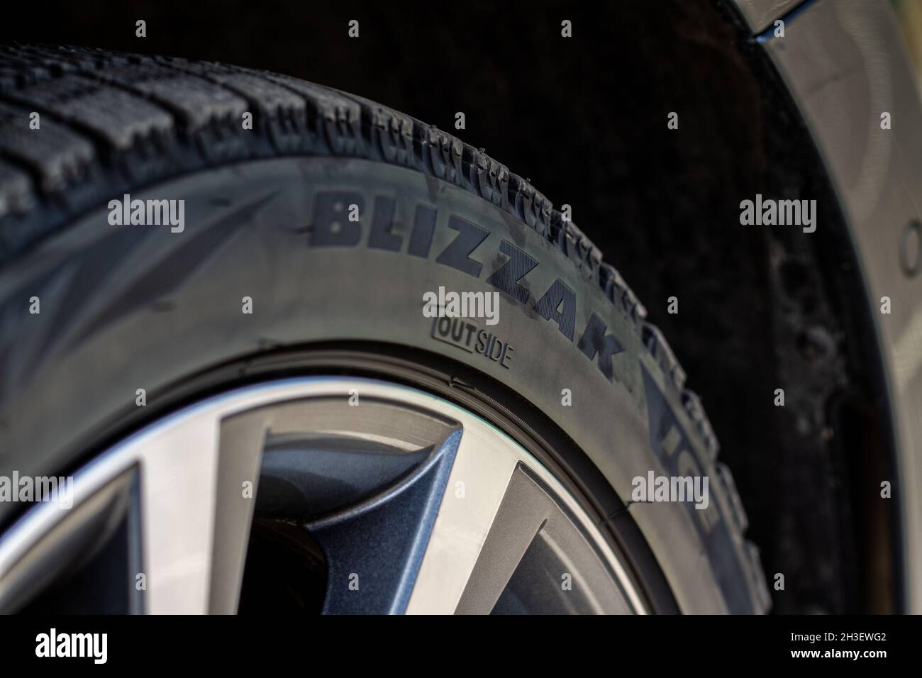 MOSCA, RUSSIA - 04 APRILE 2021 logo Bridgestone sul fianco del nuovo pneumatico. Foto Stock