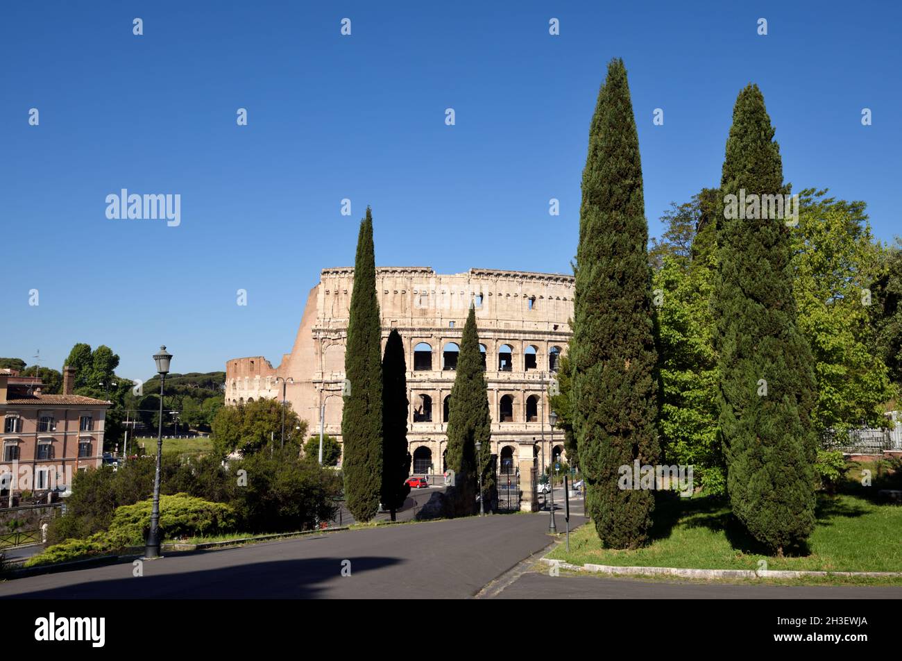 Italia, Roma, Colle Oppio e Colosseo Foto Stock