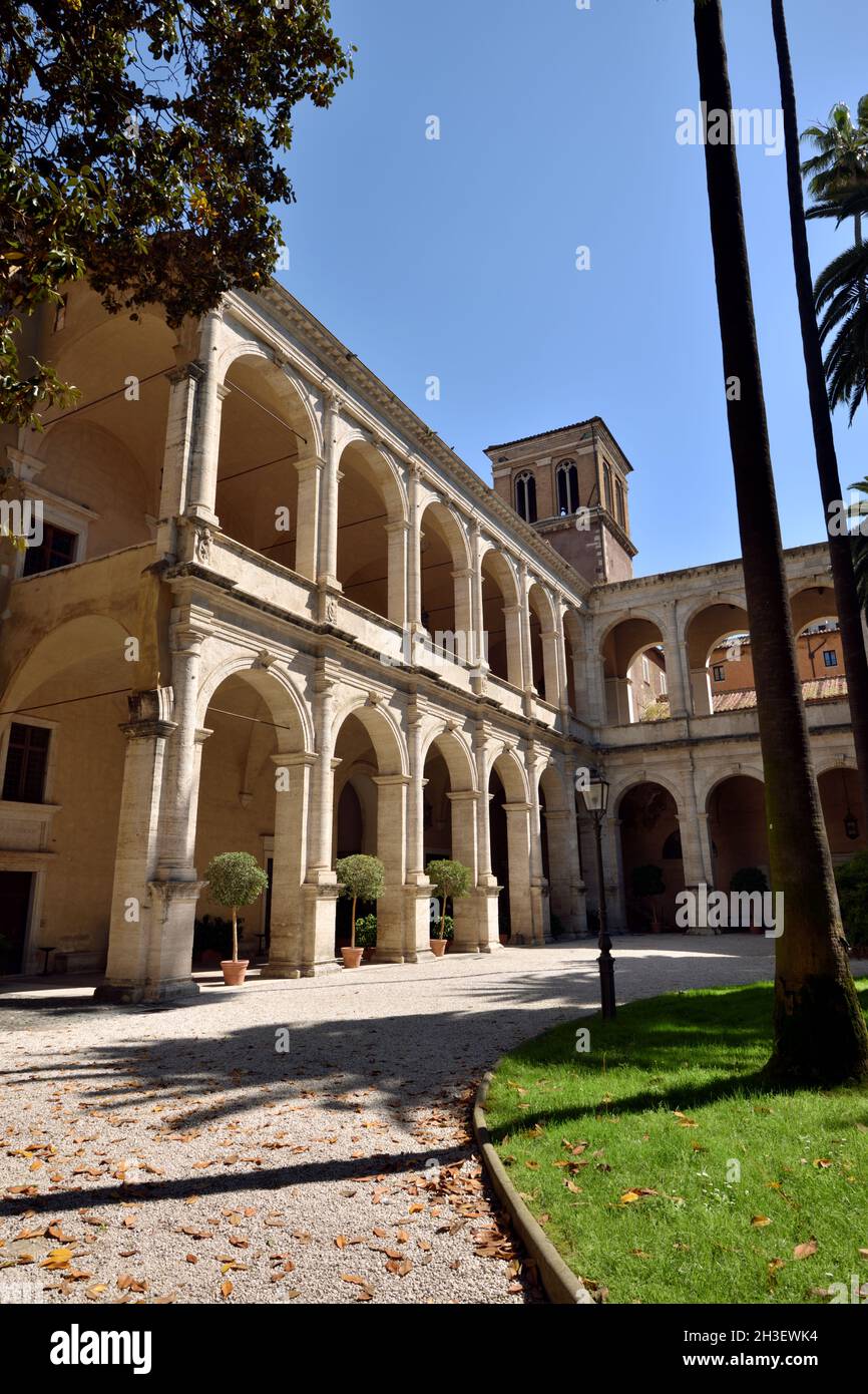 Italia, Roma, Palazzo Venezia, cortile, giardini e loggia Foto Stock