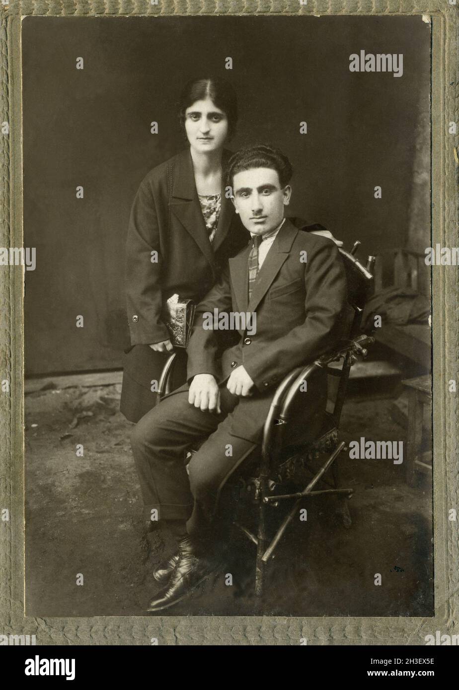 Antica foto di famiglia di un tempo passato lontani parenti - circa 1917 Armenia. Foto Stock