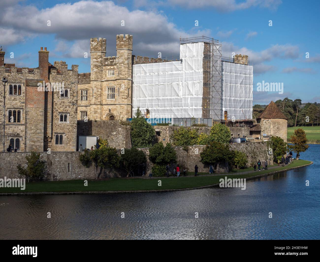 Maidstone, Kent, Regno Unito. 28 ottobre 2021. UK Meteo: Un pomeriggio soleggiato con vivaci colori autunnali al Castello di Leeds nel Kent. Il castello è stato parzialmente avvolto in preparazione all'esposizione annuale dei fuochi d'artificio. Credit: James Bell/Alamy Live News Foto Stock