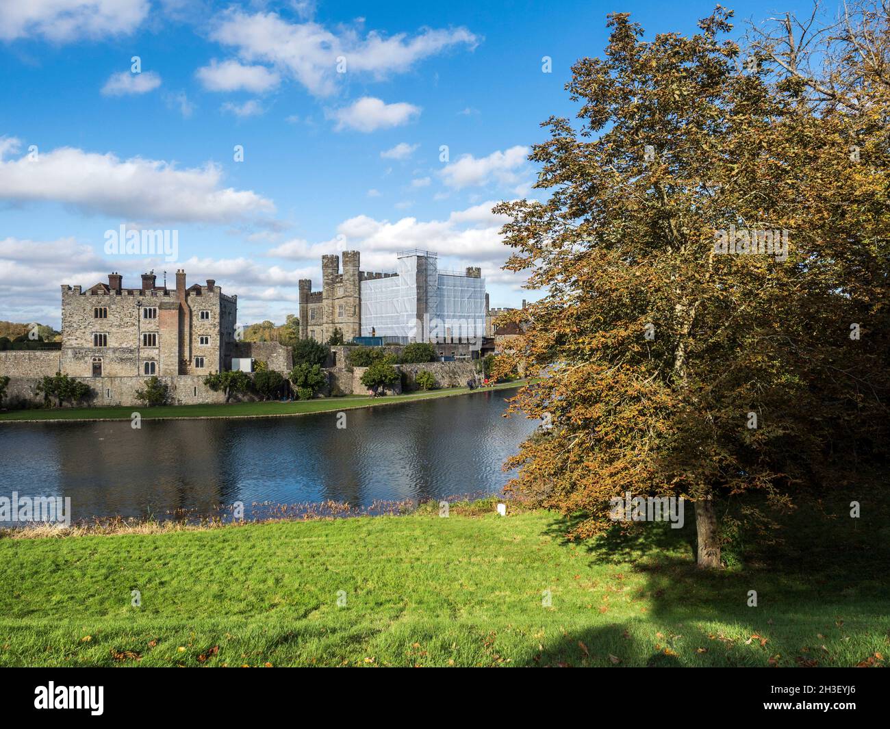 Maidstone, Kent, Regno Unito. 28 ottobre 2021. UK Meteo: Un pomeriggio soleggiato con vivaci colori autunnali al Castello di Leeds nel Kent. Il castello è stato parzialmente avvolto in preparazione all'esposizione annuale dei fuochi d'artificio. Credit: James Bell/Alamy Live News Foto Stock