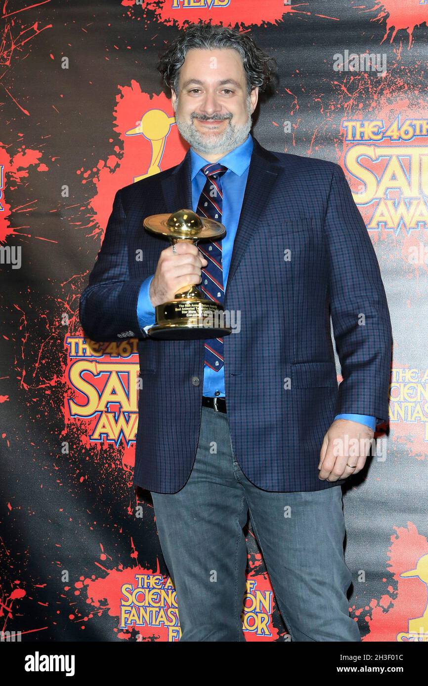 Burbank, Stati Uniti. 26 ottobre 2021. Dave Filoni al 46° Saturn Awards annuale - Sala Stampa al Marriott Convention Center il 26 ottobre 2021 a Burbank, CA (Photo by Katrina Jordan/Sipa USA) Credit: Sipa USA/Alamy Live News Foto Stock