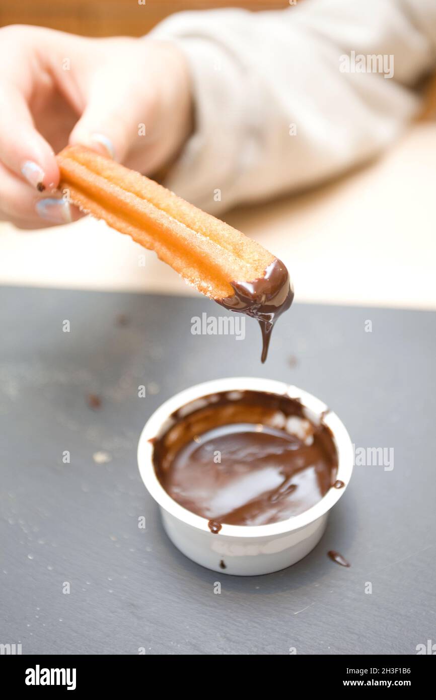 Churros Spagnolo con salsa di cioccolato fondente Foto Stock