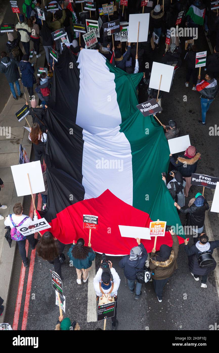 I partecipanti si marciano in solidarietà con il popolo palestinese durante una manifestazione per la Palestina nel centro di Londra, il 22 maggio 2021. Foto Stock