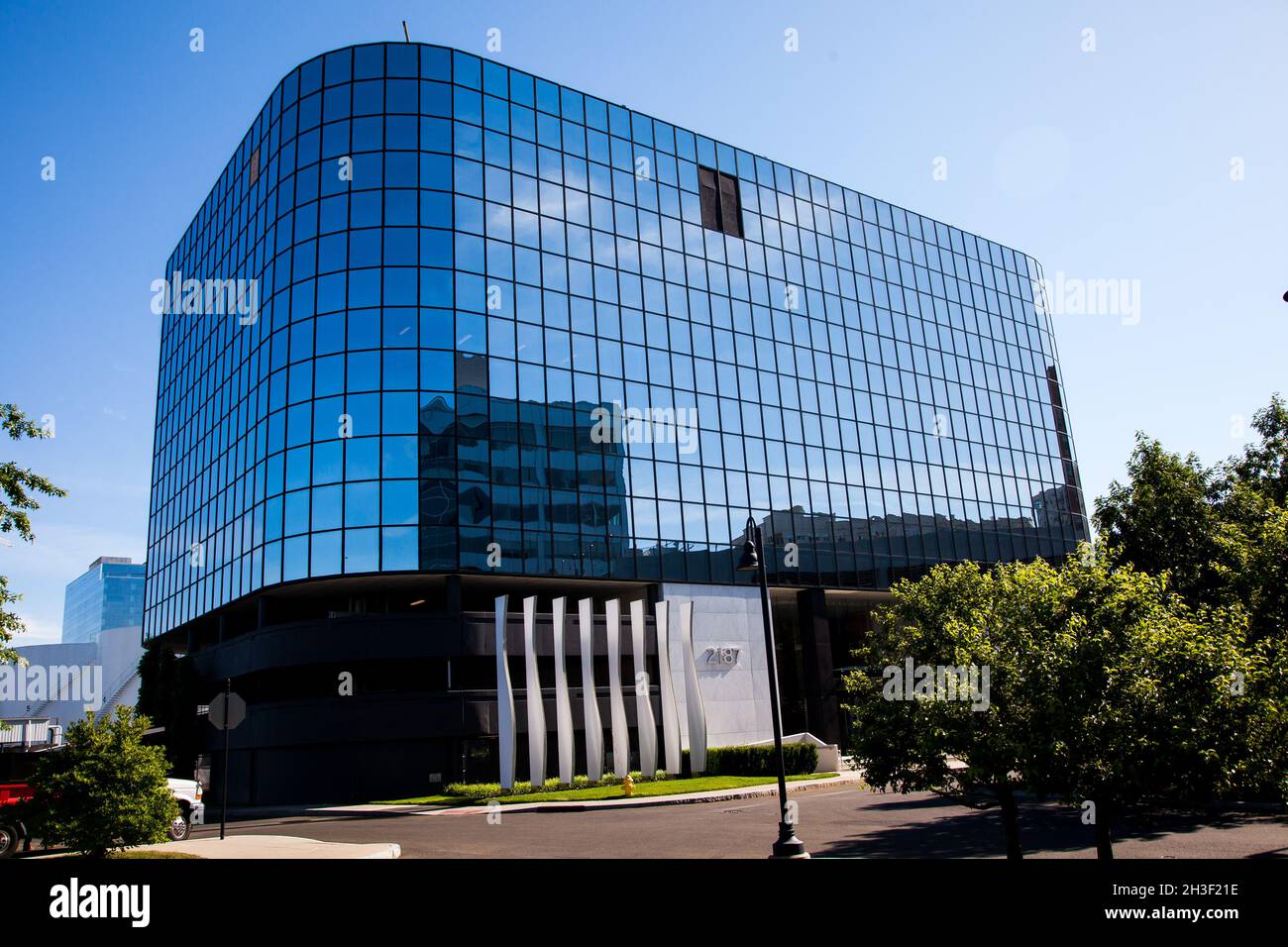 STAMFORD, CT, USA - GIUGNO, 16,2020: Hudson Structured Capital Management Building su Atlantic Street Foto Stock