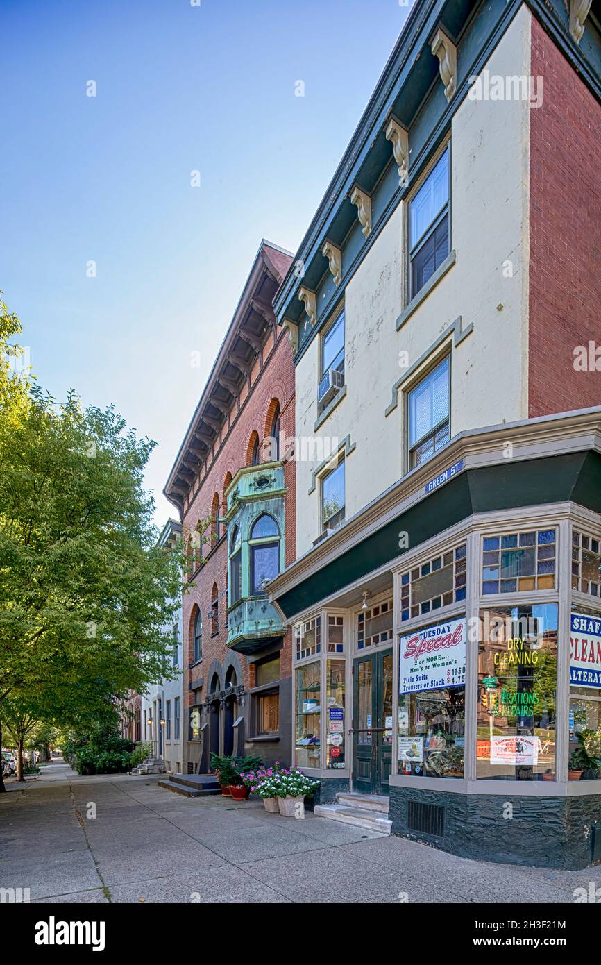 Verdigris rame Oriel sporge da 2146 Green Street nel quartiere storico di Philadelphia Spring Garden. Foto Stock