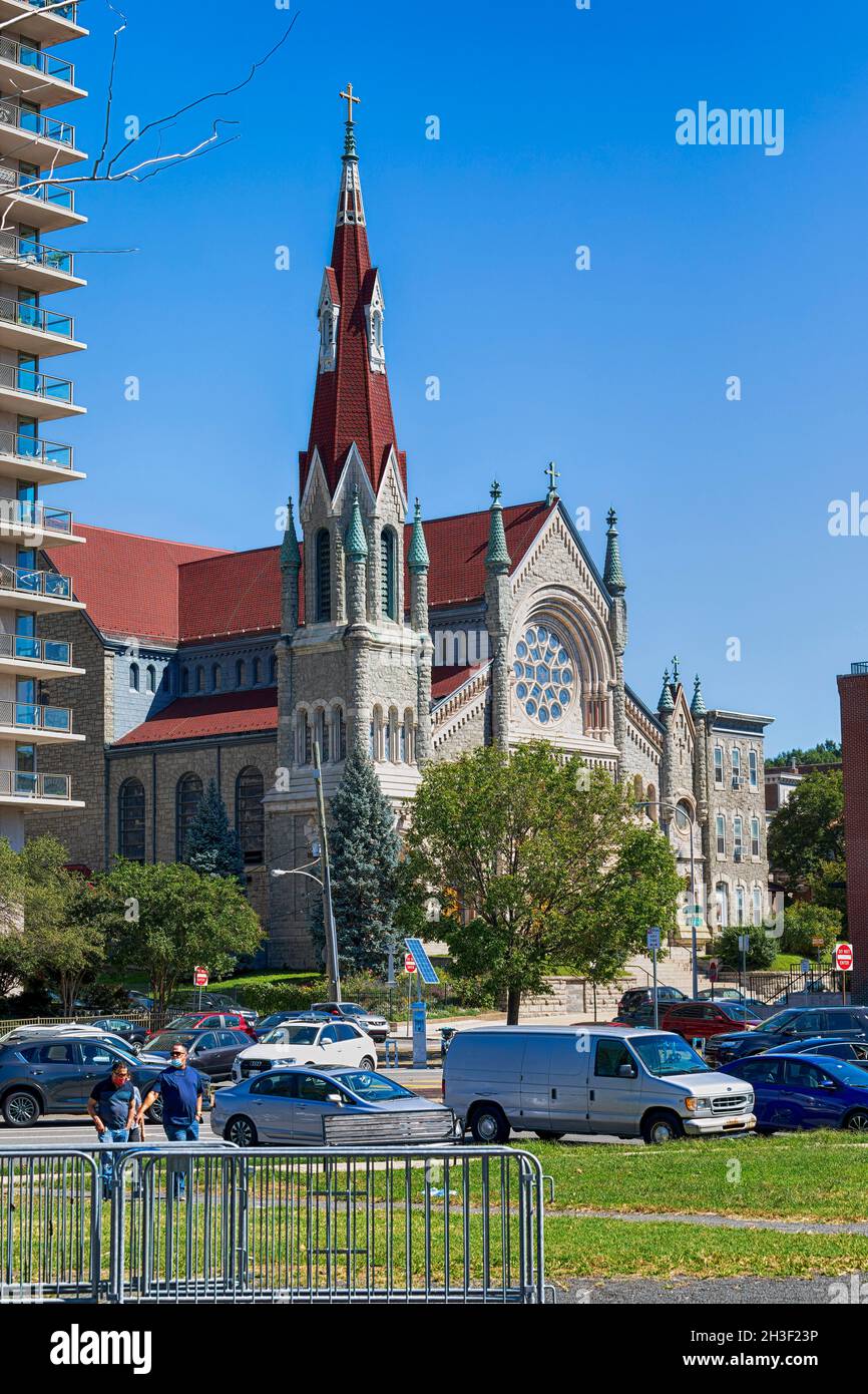 St. Francis Xavier Roman Catholic Church, al 2319 di Green Street nel quartiere storico di Philadelphia, con giardino primaverile. Foto Stock