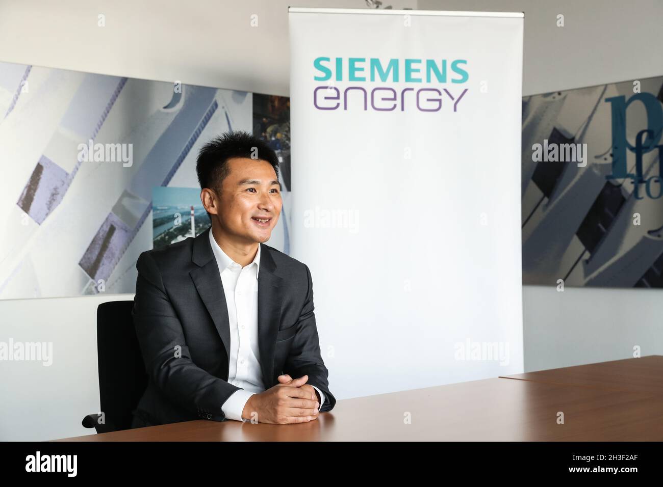 Berlino, Germania. 21 ottobre 2021. Zhao Zuozhi, responsabile globale della strategia e responsabile del nuovo business energetico di Siemens Energy nell'area Asia-Pacifico, si presenta in un'intervista con Xinhua a Berlino, Germania, 21 ottobre 2021. Per andare con 'Intervista: La Cina sta rispettando fermamente i suoi impegni di apertura: Siemens Energy' credito: Shan Yuqi/Xinhua/Alamy Live News Foto Stock