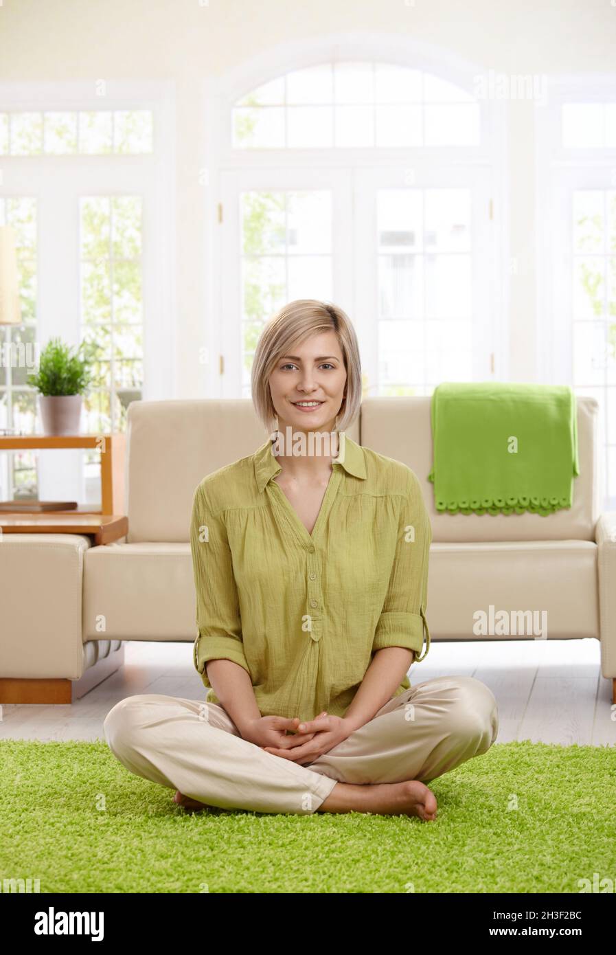 Donna sul pavimento del soggiorno Foto Stock